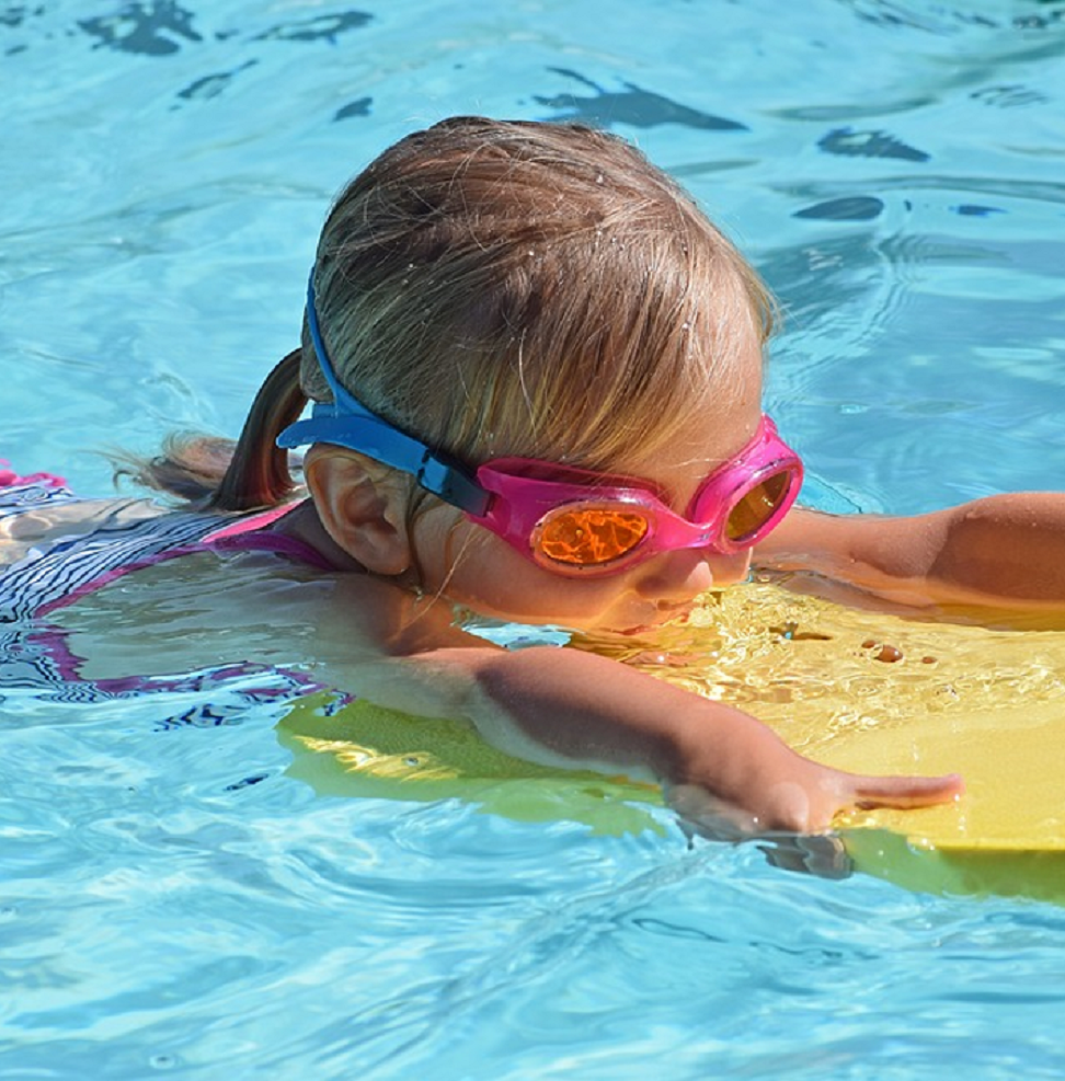Enfant en leçon de natation
