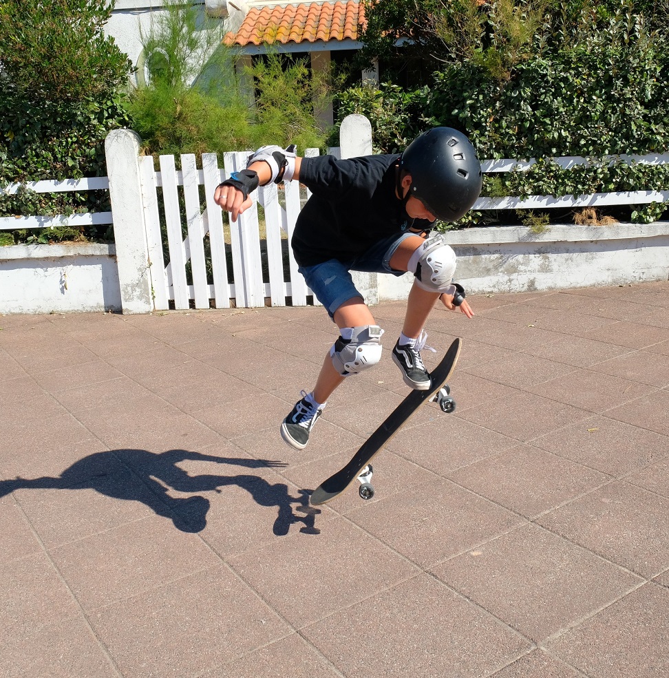 Enfant faisant du skate
